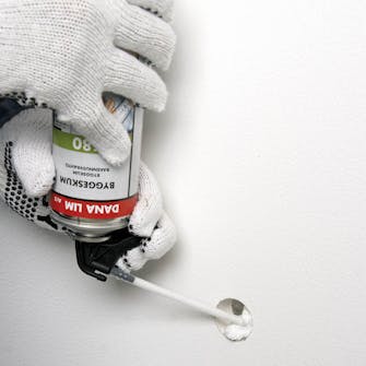 Fyll hullet med pu-skum Fyll hullet med pu-skum